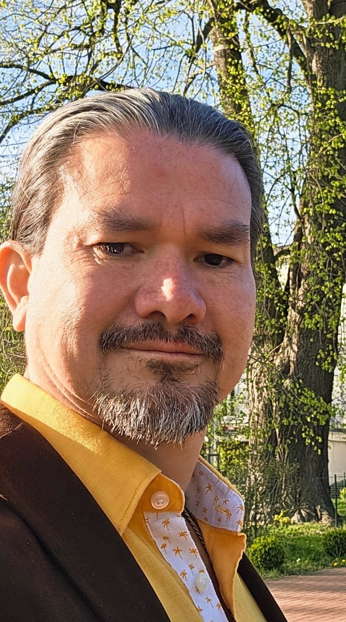 Dr. Kenneth Fernández Taylor